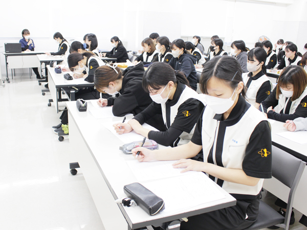 １年生、お客様の接客準備☆